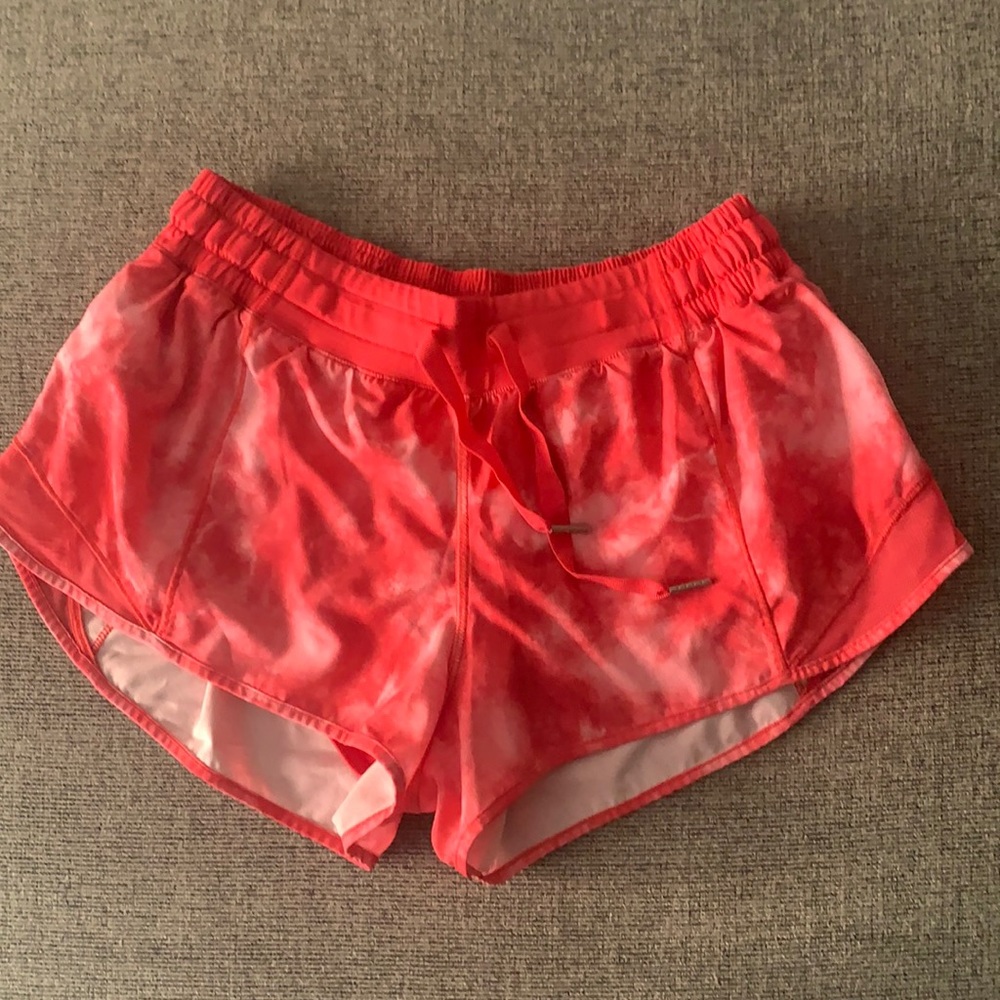 Pink tie dye hotty hot 2.5” lululemon size 8